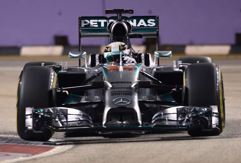Lewis Hamilton faz a pole do GP de Cingapura