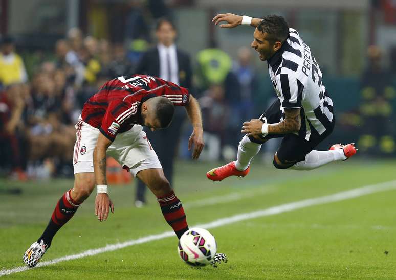 <p>Menez e Pereyra disputam bola no clássico italiano</p>