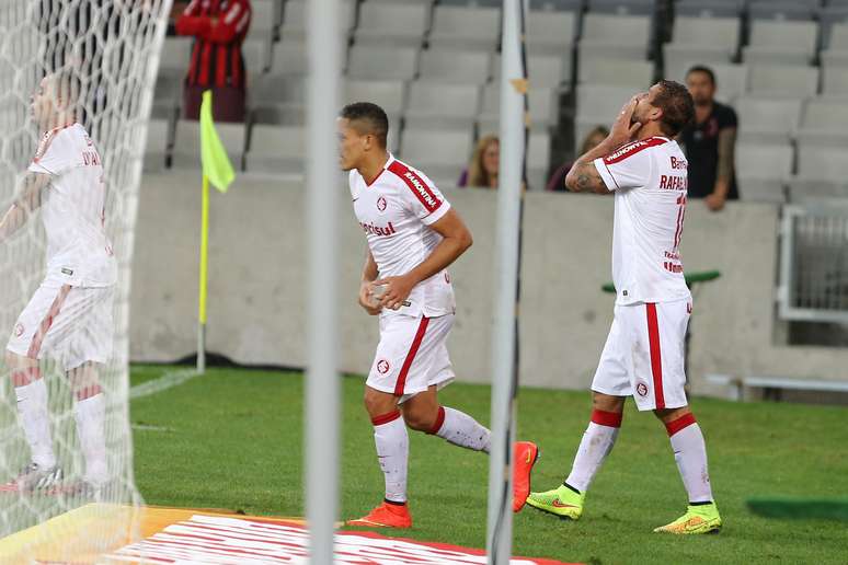 <p>Rafael Moura comemora gol da vitória do Inter na Arena da Baixada</p>