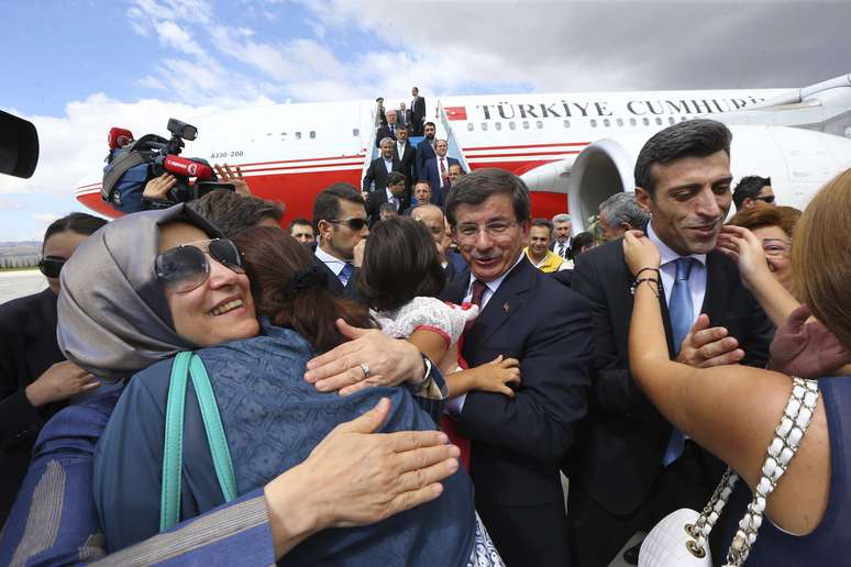 <p>Reféns celebram sua libertação com familiares no aeroporto de Esenboga, Ancara, em 20 de setembro </p>