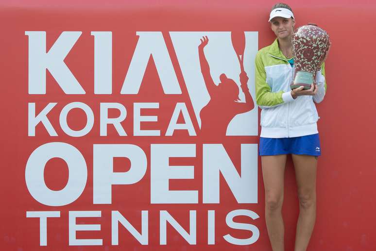 <p>Pliskova posa com a taça do primeiro torneio WTA da carreira em 2014</p>