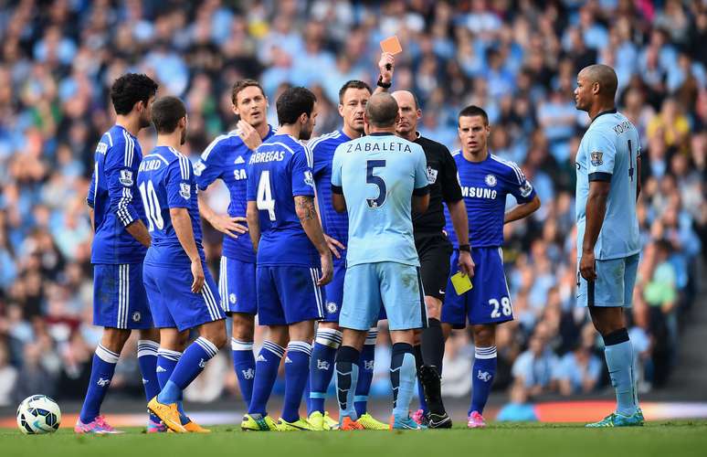 <p>Zabaleta foi expulso após confusão com Diego Costa</p>