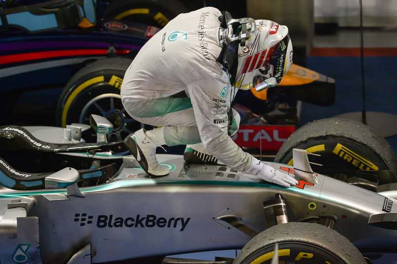 Hamilton n&atilde;o esqueceu de agradecer o bom desempenho da Mercedes ap&oacute;s vencer mais uma etapa da F1