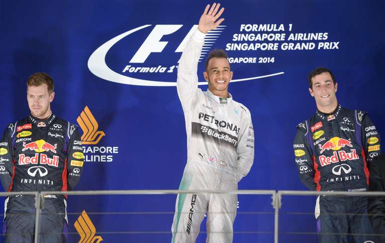 <p>Britânico Lewis Hamilton agradece torcida depois de vencer GP de Cingapura de Fórmula 1 e voltar à liderança do Mundial. Daniel Ricciardo e Sebastian Vettel, da Red Bull, completaram o pódio.</p>