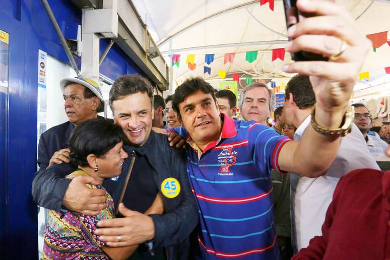 O candidato mineiro também aderiu a febre das selfies e tirou fotos com os populares