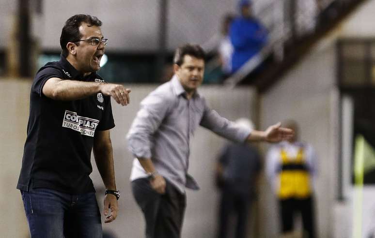 <p>Técnicos orientam equipe da beira do gramado da Vila Belmiro</p>