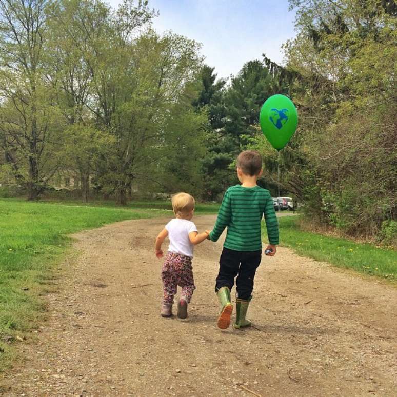 <p>Benjamin e Vivian, filhos de Gisele B&uuml;ndchen, acompanham a m&atilde;e em caminhada</p>