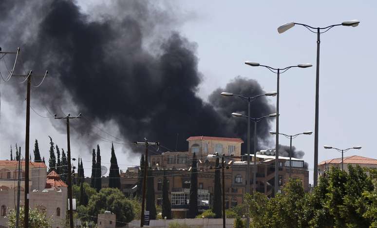 <p>Fumaça sobe de uma área onde rebeldes xiitas lutam contra as forças do governo em Sanaa, em 21 de setembro </p>