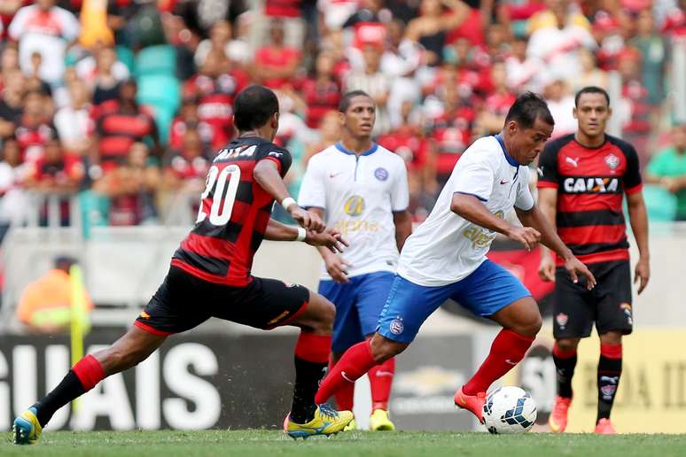Marcos Aurélio escapa da marcação e tenta criar jogada ofensiva para o Bahia