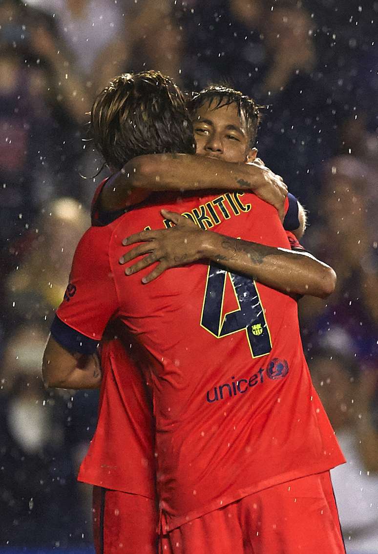 Neymar abraça Rakitic após marca o primeiro gol do Barça