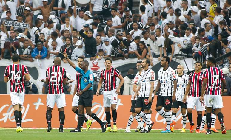 <p>Expuls&atilde;o pol&ecirc;mica de &Aacute;lvaro Pereira mudou os rumos do jogo em Itaquera</p>