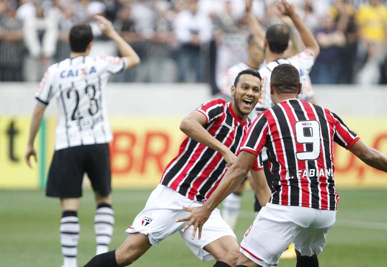 <p>Souza abriu o placar para o São Paulo logo no início da partida</p>