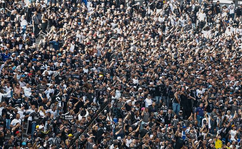 <p>Torcida corintiana lotou o seu estádio para ver o clássico contra o São Paulo; duelo terminou com vitória alvinegra por 3 a 2</p>