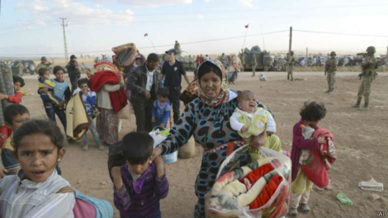 Milhares de sírios entraram na Turquia nas últimas 24 horas, buscando abrigo no sul do país
