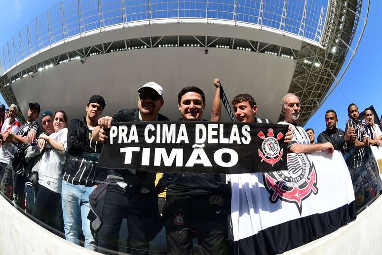 Torcidas serão investigadas por homofobia em Corinthians x São Paulo