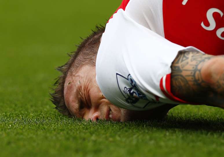 Debuchy se machucou no duelo com o Manchester City