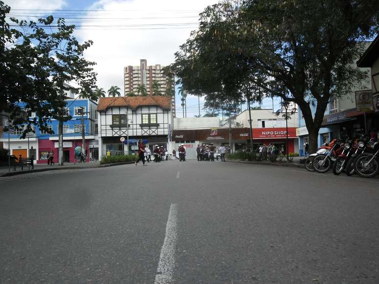<p>Carros e motos foram impedidos de circular em ruas do centro</p>