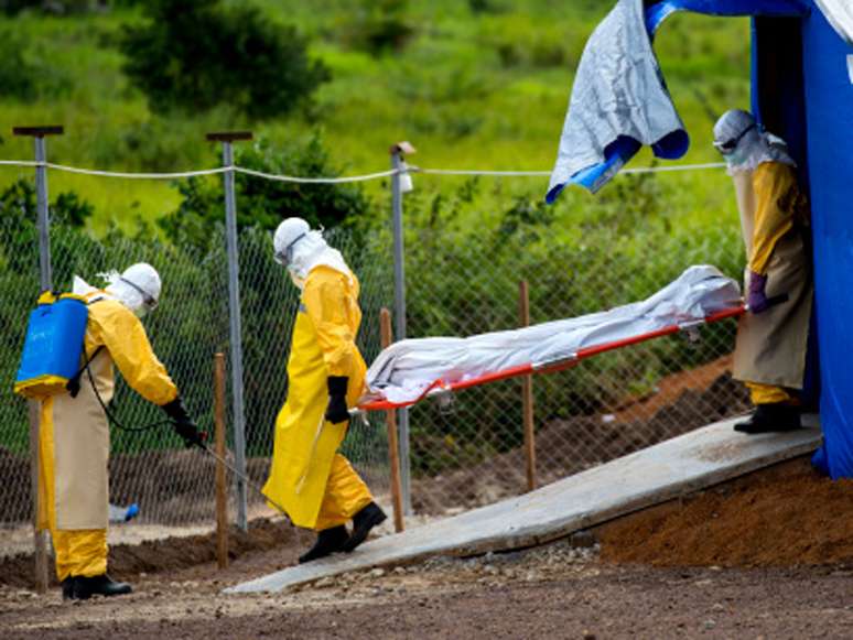 Lamentablemente todavía no existe ningún tratamiento específico ni vacuna homologada contra el ébola