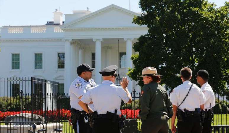 <p>Representantes do Servi&ccedil;o Secreto dos EUA se re&uacute;nem diante da Casa Branca nesta segunda-feira</p>