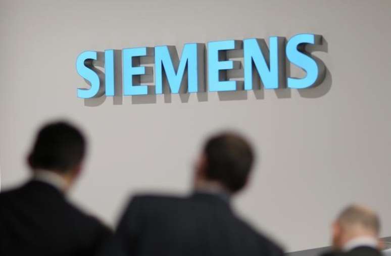 El logo de Siemens durante el IFA Electronic show en Berlín. Imagen de archivo, 04 septiembre, 2014. El conglomerado industrial Siemens AG dijo el lunes que llegó a un acuerdo para comprar a la fabricante estadounidense de equipos petroleros Dresser-Rand Group Inc por 7.600 millones de dólares, en una jugada que impulsaría la presencia de la firma alemana en el sector petrolero norteamericano.