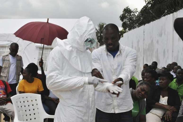 <p>Um volunt&aacute;rio&nbsp;atende uma v&iacute;tima do ebola em um centro de tratamento em Monr&oacute;via, Lib&eacute;ria, em 14 de setembro&nbsp;</p>