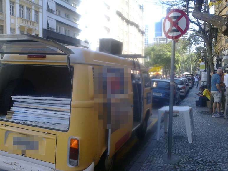 <p>Ve&iacute;culo de campanha estaciona em local proibido no centro de Curitiba</p>