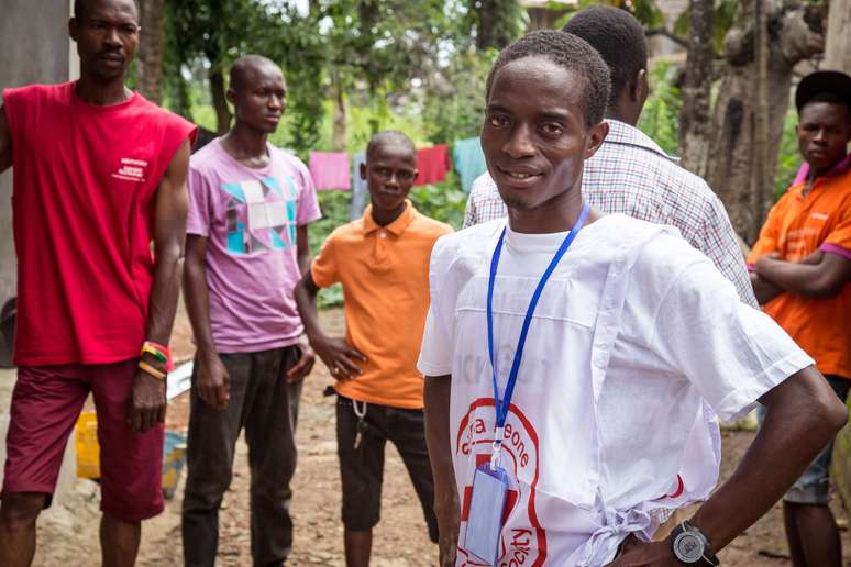Agentes foram de casa em casa, em Serra Leoa, para procurar possíveis corpos e casos de infectados por ebola