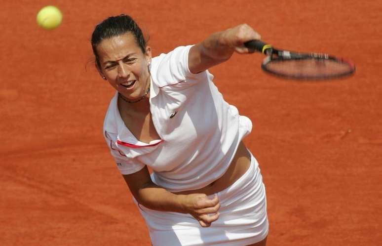 Gala Leon Garcia of Spain serves to Mary Pierce of France during the French Open tennis tournament at Roland Garros stadium in Paris, May 27, 2004.