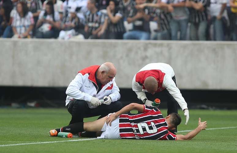 Rafael Tolói sente lesão muscular no clássico contra o Corinthians