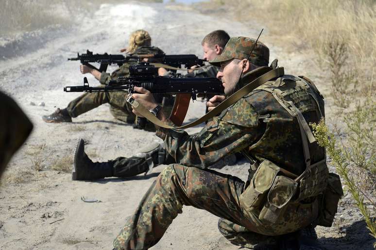 <p>Soldados do exército ucraniano praticam tiro durante um exercício militar na aldeia de schastya, perto da cidade de Lugansk, em 20 de setembro</p><p> </p>