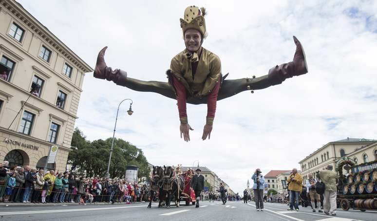 <p>Ator se apresenta em desfile da festa em Munique, Alemanha, neste domingo </p>