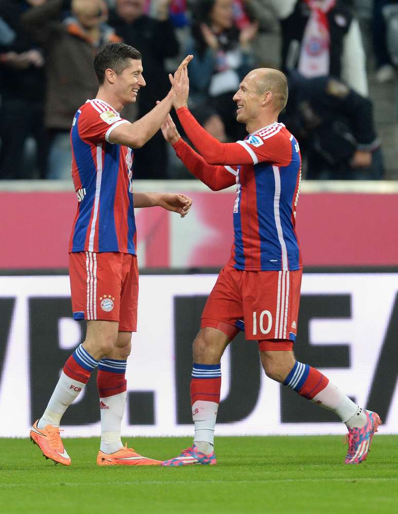 Robben e Lewandoski comemoram gol do Bayern