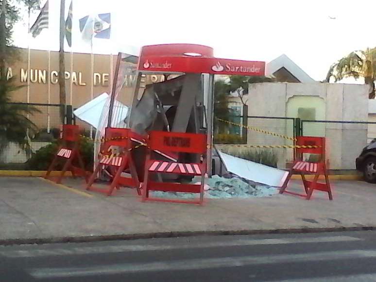 <p>Homem abriu o buraco com um pé de cabra e instalou a dinamite</p>