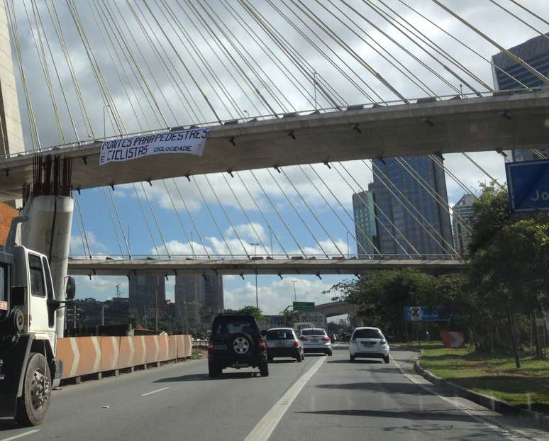 <p>Faixa alerta sobre a mobilidade nas pontes de São Paulo</p>