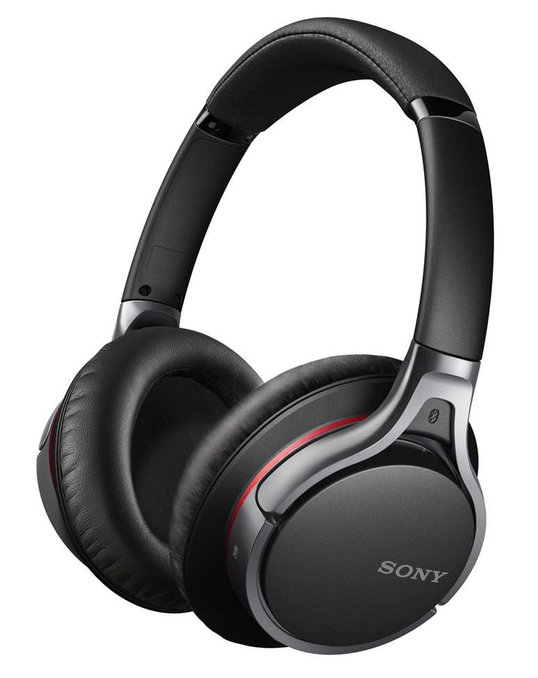 <p>O fone MDR-10RBT, da Sony, conecta qualquer aparelho compatível com Bluetooth, com a bateria durando até 17 horas. O fio é destacável e pode ser utilizado como um headphone comum.<br />O modelo possui a tecnologia NFC, que permite a conexão do headphone com outros aparelhos compatíveis, como smartphones e notebooks, sem a necessidade de pareamento. A potência do produto é de 1.000 mW.<br />Disponível nas lojas da Sony por R$ 999,99.</p>