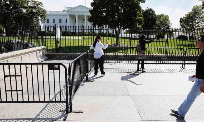 Casa Branca instala nova barreira para proteção.