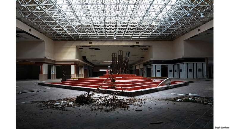 <p>Seph Lawless &eacute; um fot&oacute;grafo apaixonado pelos mist&eacute;rios de ru&iacute;nas e pr&eacute;dios abandonados. H&aacute; anos ele fotografa os edif&iacute;cios esquecidos pelo tempo<o:p></o:p></p>