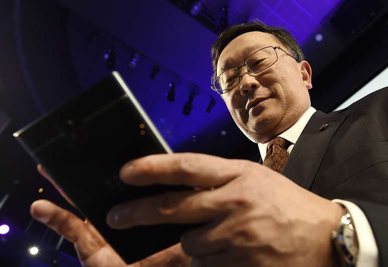<p>Presidente da Blackberry, John Chen, durante do Blackberry Passport</p>