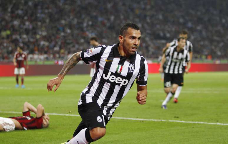 <p>Carlos Tevez em a&ccedil;&atilde;o com a camisa da Juventus</p>