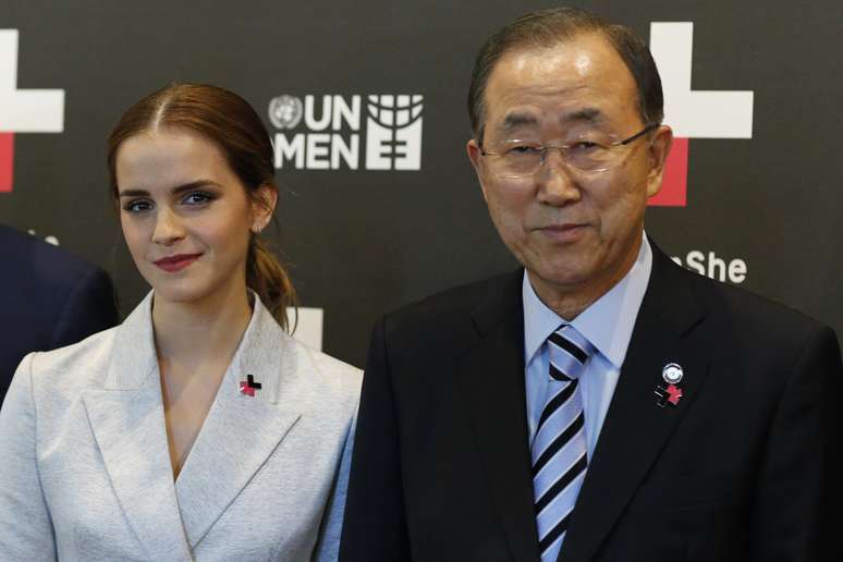 <p>Emma Watson posa ao lado do secretário-geral da ONU Ban Ki-moon</p>