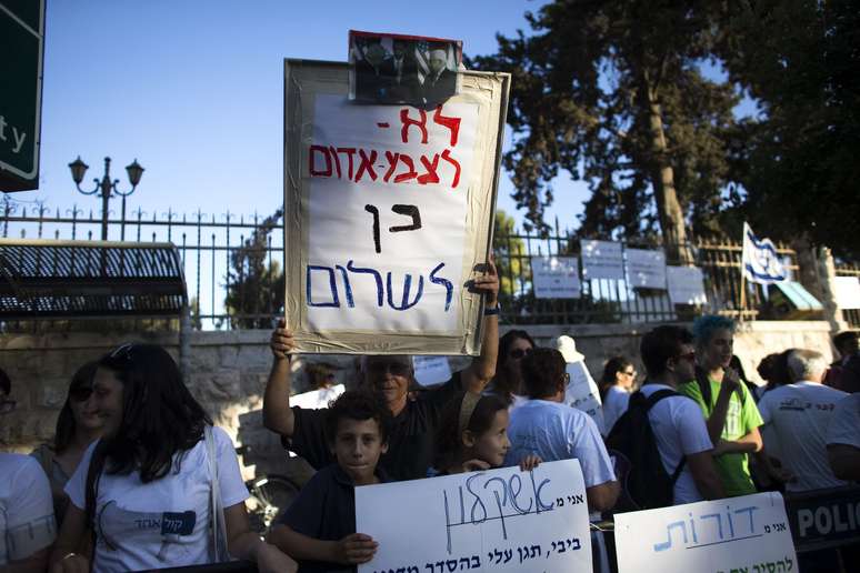 Palestinos protestaram contra presença de judeus em local sagrado por ocasião do Ano Novo judeu