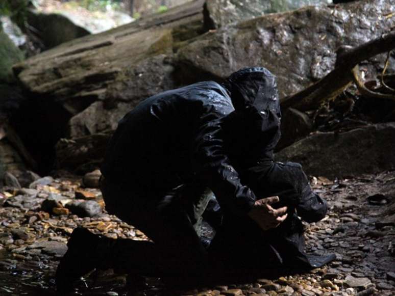 <p>Homem misterioso resgata a madame da tempestade</p>