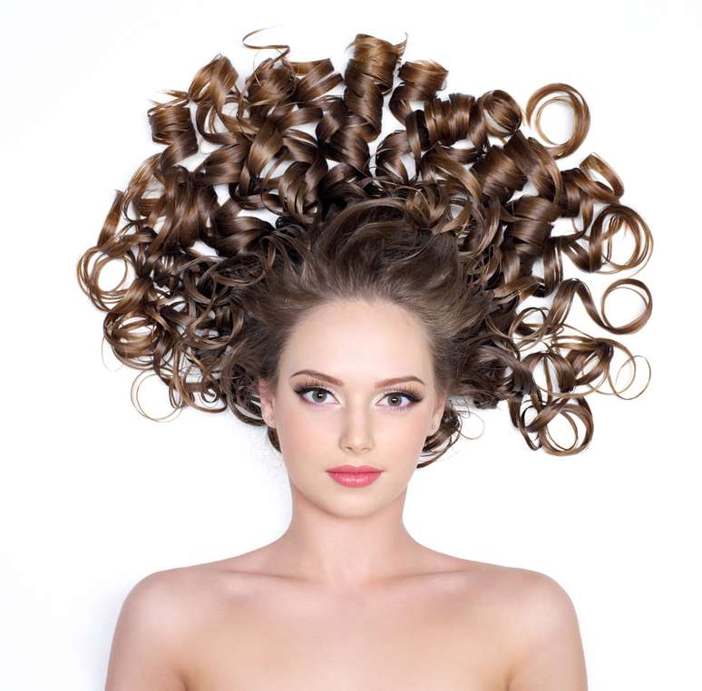 O cabelo crespo e cacheado chama atenção e atrai perguntas e comentários inusitados. O jeito é levar na esportiva