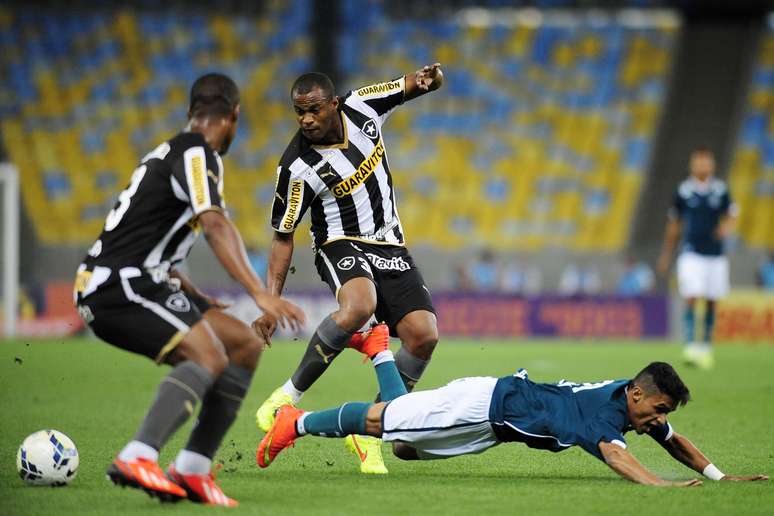 Aírton disputa bola no Maracanã