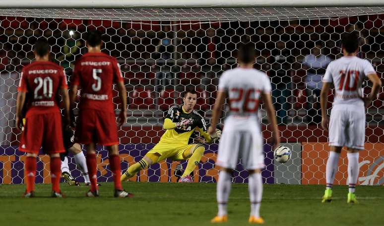 <p>Paulo Victor defende pênalti cobrado por Rogério Ceni; São Paulo e Flamengo ficaram no empate no Morumbi. </p>