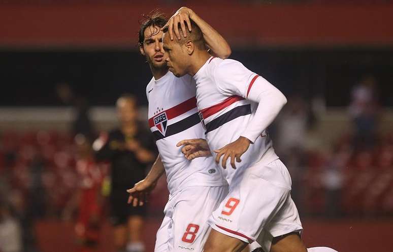 Kaká e Luís Fabiano comemoram gol que garantiu o empate no Morumbi