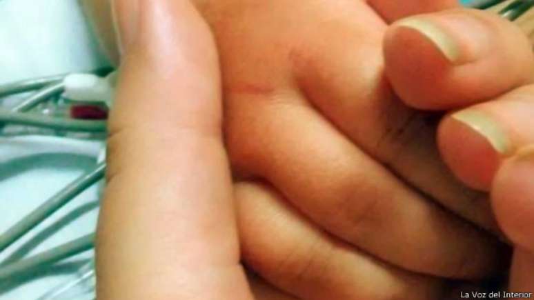 A tia de Martina, Mariana Acosta, publicou uma foto da mão da criança apertando a dela no hospital 