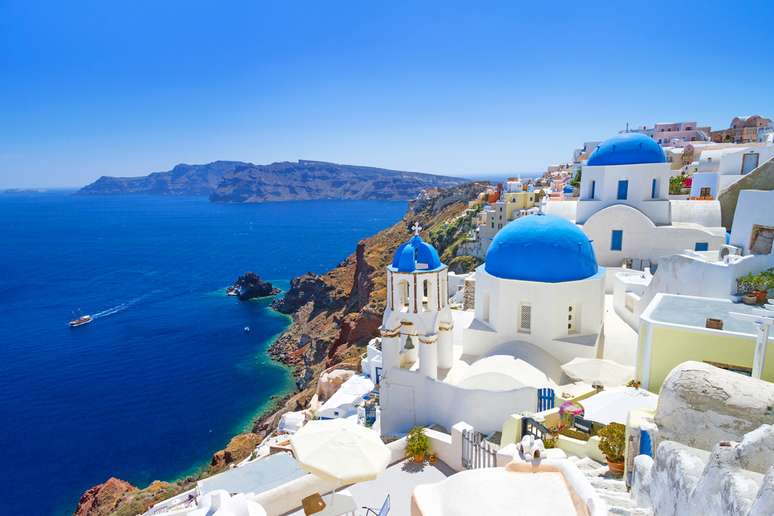 <p><strong>Santorini</strong> - Santorini &eacute; uma das paisagens mais conhecidas entre as ilhas gregas, com suas casinhas brancas de telhado azul. Uma das curiosidades de Santorini &eacute; que seu complexo &eacute; sobre um vulc&atilde;o ativo e possivelmente o &uacute;nico no mundo cuja cratera est&aacute; no mar</p>