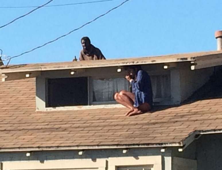 Momento terrível foi fotografado: atriz se esconde em telhado para fugir de invasor