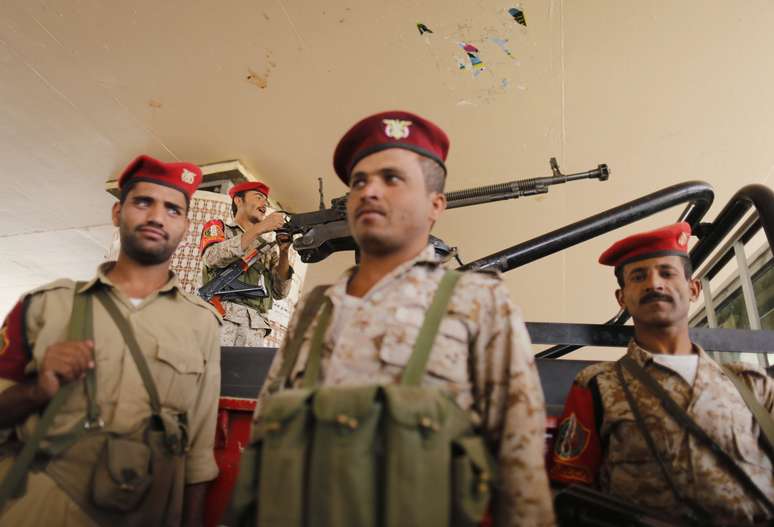 Soldados se posicionam no Iêmen; conflitos já mataram 270 pessoas